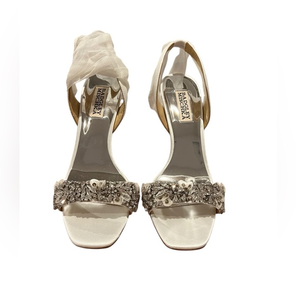 NWOB Badgley Mischka Women’s Bobbie Heeled White Satin Heels in size  7.5 - Picture 4 of 8